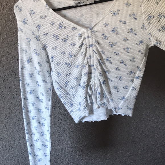 Small Cropped long sleeve Hollister top - Picture 3 of 4